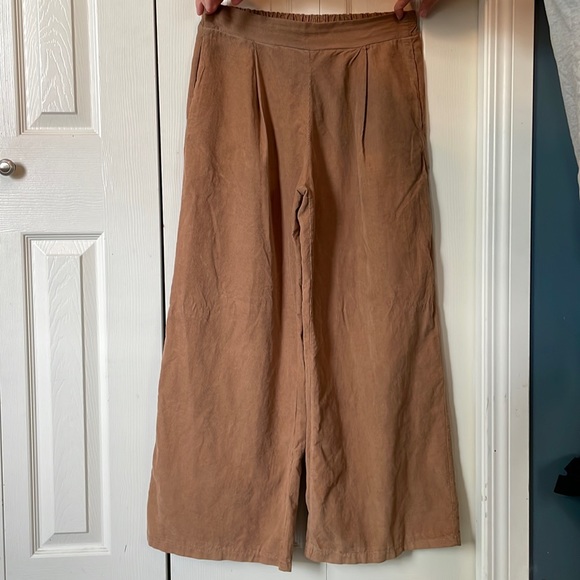 Brand is unknown! Cute tan wide leg corduroy pants in an XL - Picture 1 of 3